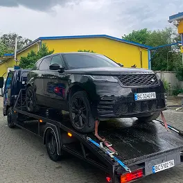 Евакуатор перевозить автомобіль дорогою